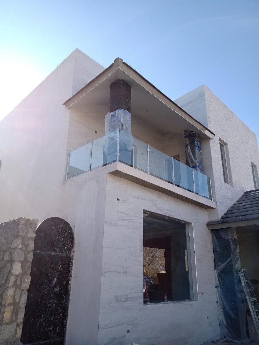 Residencia con balcón de cristal