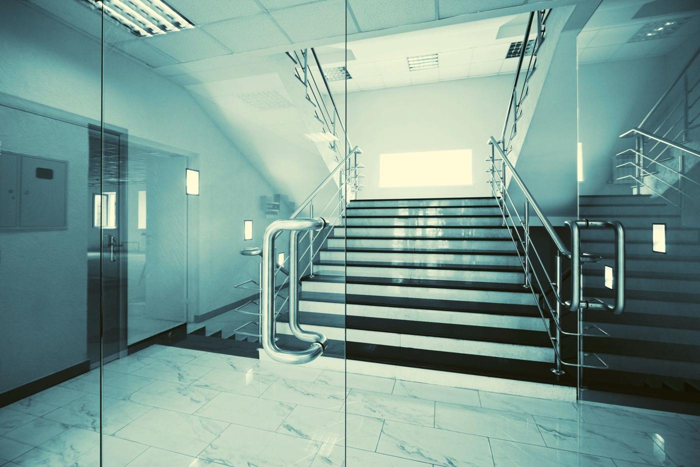 Escalera interior con barandal de cristal