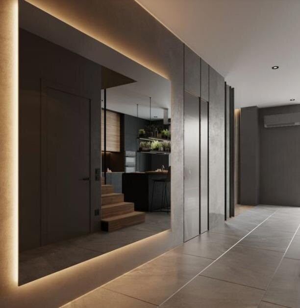 Espejo de pared con iluminación LED en pasillo